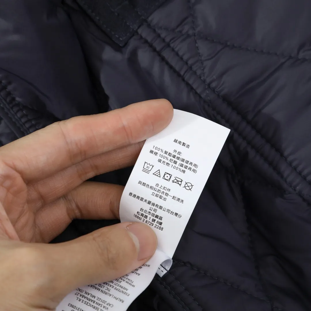 P370 #R50 Ralph Lauren/Ralph Lauren classic old money style workwear rhombus retro cotton jacket. Inspired by retro workwear, it reshapes the contemporary British style. Imported machine-pressed diamond quilting technology, every quilting line is accurately aligned, and the details are full of ingenuity; three-dimensional tailoring creates a neat H-shaped silhouette, and it can still remain light and straight when worn in multiple layers in autumn and winter. Customized metal buttons, low-key embellished textured corduroy lapel design, full of retro atmosphere, 37.5° temperature control black technology, breathable and moisture-proof, locks in temperature and sweat, waterproof and snow-proof fabric, no fear of bad weather, anti-run cotton patented technology, warm and soft, long-wearing without deformation, five high-end colors: navy | khaki | black | green | brown, easily suitable for commuting, leisure, and travel. Wearing one piece gives off a calm temperament of "old money style", and you can have both style and warmth in low-temperature weather.  Color: Navy blue, black, khaki, military green, brown Size: S M L